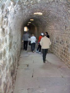 Tunel_de_cura_em_Pergamo-Foto_de_Sylvia_Leite-BLOG_LUGARES_DE_MEMORIA
