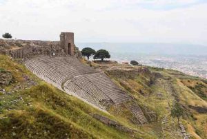 Teatro_de_Pérgamo-Foto_de_Bernard_Gagnon_em_Wikimedia-BLOG_LUGARES_DE_MEMORIA