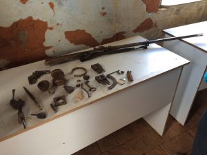 Arma e munições encontrados na área do prque - Foto de Sylvia Lete - BLOG LUGARES DE MEMORIA