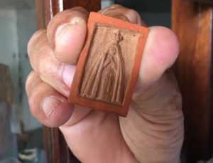 Mão segura miniatura do Veio- Foto de Sylvia Leite - BLOG LUGARES DE MEMORIA