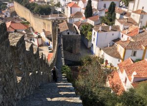 Muralha de Obidos e suas sombras- Foto de Sylvia Leite- BLOG LUGARES DE MEMORIA