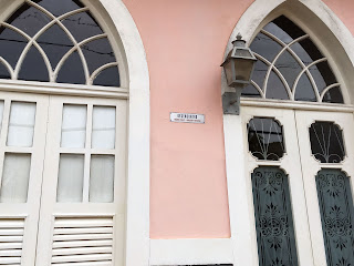 Casario e placa com nome de música em Conservatoria - Foto de Juliana Maia - BLOG LUGARES DE MEMORIA