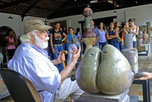 Brennand conversa com visitantes - Foto de Gustavo Moura- BLOG LUGARES DE MEMÓRIA