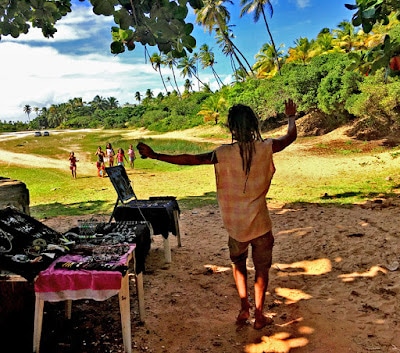 Moradores de Arenbepe e mesas com artesanato - Foto de Sylvia Leite - BLOG LUGARES DE MEMORIA