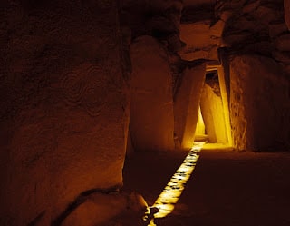 Alinhamento do sol com templo em Newgrange na Irlanda - Foto divulgação - BLOG LUGARES DE MEMORIA