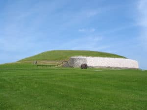 Vista externa de Newgrange - Foto de Richard Gallagher em wikimedia - BLOG LUGARES DE MEMÓRIA