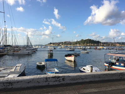 Balaustrada e barcos na praia da Ribeira em Salvador - Foto de Sylvia Leite - BLOG LUGARES DE MEMORIA