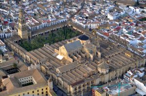 Vista_aerea_da_Mesquita_de_Cordoba_-_Foto_de_Toni_Castillo_Quero_no_ Flickr_em_Wikimedia_-_BLOG_LUGARES_DE_MEMORIA
