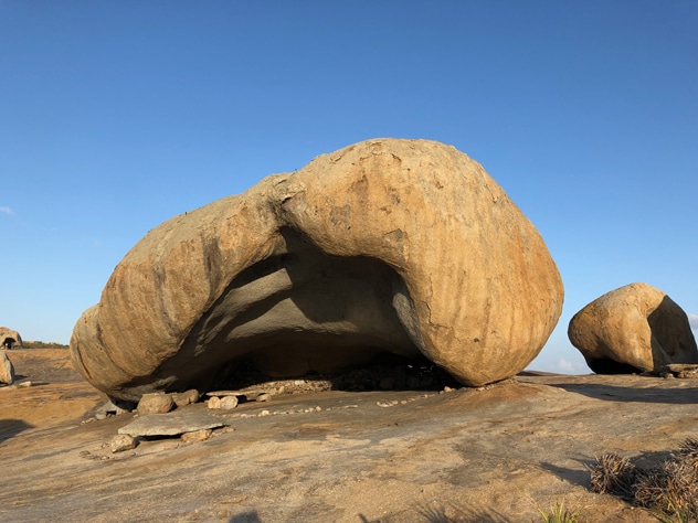 Pedra gigante o Lajedo de Pai Mateus - Foto de Sylvia Leite - BLOG LUGARES DE MEMORIA