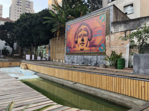 Painel de arte mural e piscina no Centro Cultural Vila Itororó em 2021 - Foto de Sylvia Leite - BLOG LUGARES DE MEMORIA