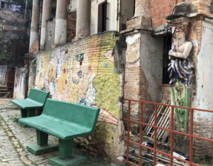 Detalhe externo do casarão com coluna trazida do teatro São José - Foto de Sylvia Leite - BLOG LUGARES DE MEMORIA