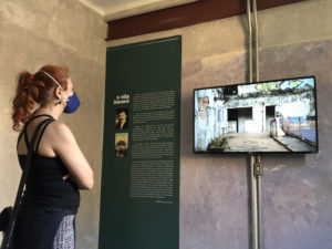 Visitante assiste vídeo em sala de exposições do Centro Cultural Vila Itororo - Foto de Sylvia Leite - BLOG LUGARES DE MEMORIA