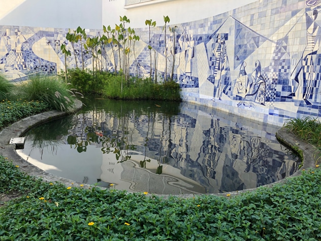 Painel de azulejos e espelho d'água na Casa da Gávea - Foto de Sylvia Leite - BLOG LUGARES DE MEMORIA