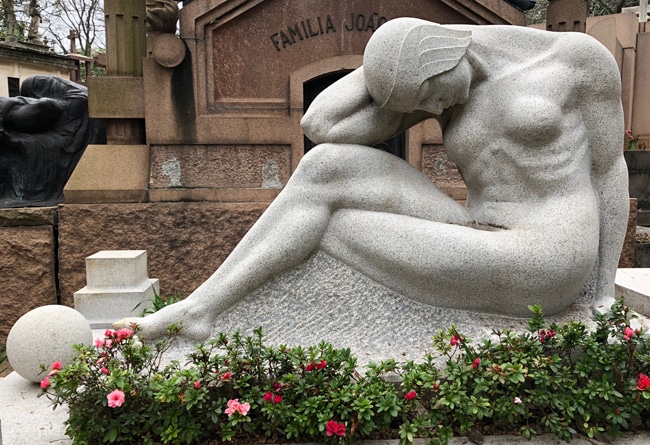 Escultura Ponto de Interrogação no Cemitério da Consolação- Foto de Sylvia Leite - BLOG LUGARES DE MEMORIA