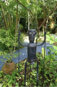 Escultura de Orixá no jardim da Casa do Rio Vermelho - Foto de Gustavo Moura - BLOG LUGARES DE MEMÓRIA
