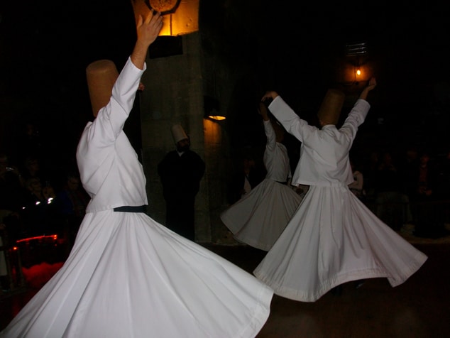 Dervixes da ordem sufi Mevlevi durante ritual do Sama - Foto de Sylvia Leite - BLOG LUGARES DE MEMORIA