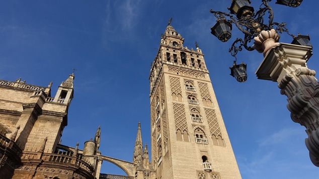 Torre La Giralda vista de baixo para cima - Foto Byungiei Lim por Pixabay - BLOG LUGARES DE MEMORIA