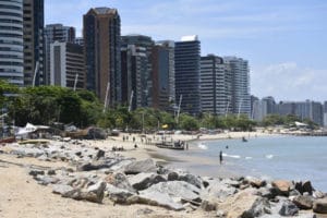 Praia de Mucuripe com prédios ao fundo -Foto Márcia Alves - BLOG LUGARES DE MEMÓRIA 