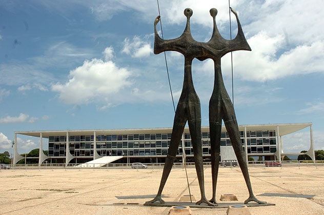 Escultura Os Candangos, na Praça dos Três Poderes - Foto de Jose Cruz da Agencia Brasil - BLOG LUGARES DE MEMORIA
