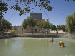 Lyabi-Hovuz em Bukhara - Foto de Ymblanter em Wikimedia - BLOG LUGARES DE MEMÓRIA