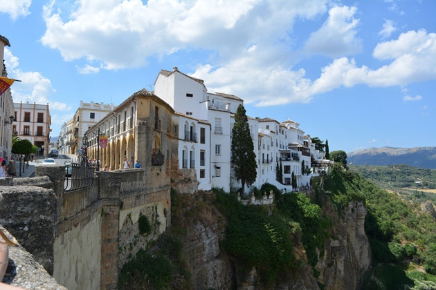 Prédios à beira do penhasco em Ronda - Foto de Julian Braunecker por Pixabay - BLOG LUGARES DE MEMORIA