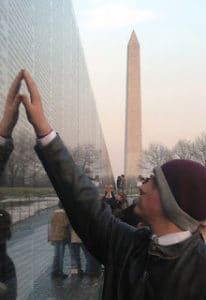 Homem procura nome em monumento aos mortos no Vietnan - Foto Skyring em Wikipedia em Inglês - BLOG LUGARES DE MEMÓRIA