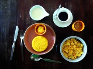 Mesa posta com café, ovo e cuscuz - Foto de Germana Gonçalves de Araújo - BLOG LUGARES DE MEMORIA
