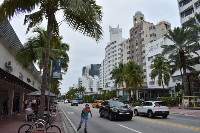 Collins Avenue, no Art Déco District, em South Beach, Miami 