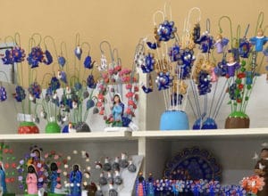 Estante com peças dos Figureiros de Taubaté - Foto de Cristiane Squarcina - BLOG LUGARES DE MEMORIA
