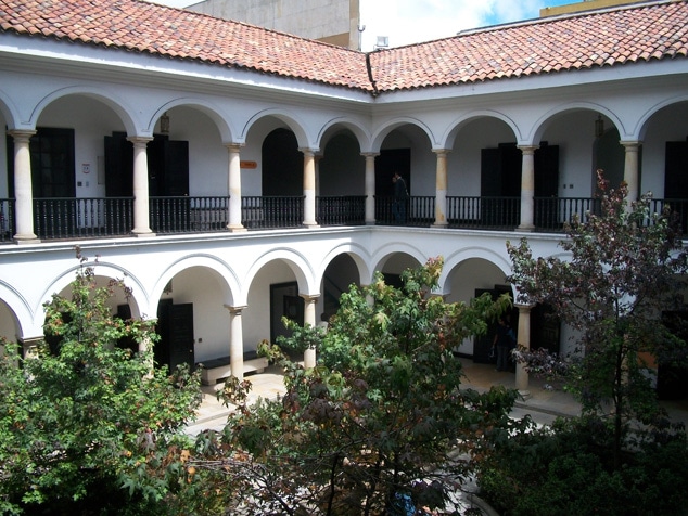 Pátio interno do Museu Botero em Bogotá - Foto Wikimedia - BLOG LUGARES DE MEMÓRIA