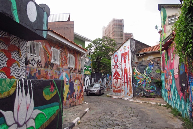 Carro no Beco do Batman - Foto de Marcia Minillo - BLOG LUGARES DE MEMORIA