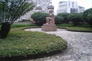 Jardim com escultura Mulher sentada - Foto Iphan Divulgação - BLOG LUGARES DE MEMORIA