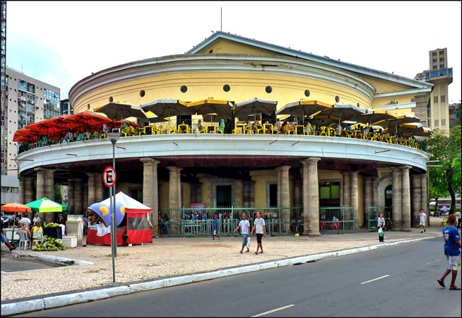 Varanda dos restaurantes do Mercado Modelo - Foto de Patano em Wikimedia - BLOG LUGARES DE MEMORIA
