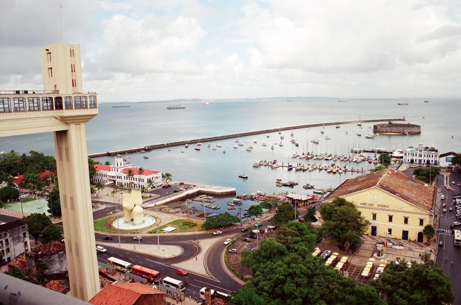 Mercado Modelo ao fundo com elevador Lacerda em primeiro plano - BLOG LUGARES DE MEMORIA
