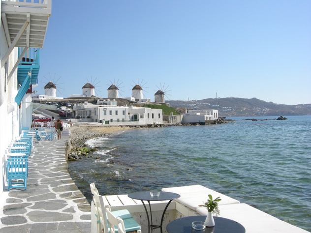 Mykonos,_bar _com_moinhos_ao_ fundo _I, Sailko_em _wikimedia_BLOG_LUGARES_DE_MEMORIA
