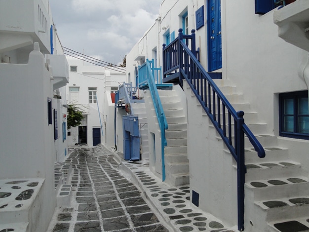 Viela_com casas_em_Mikonos_Bernard Gagnon_em Wikimedia _BLOG_LUGARES_DE_MEMORIA