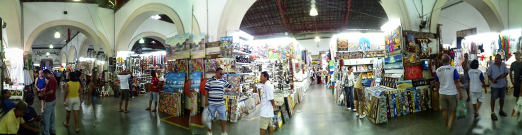 Mercado Modelo: um resumo da Bahia Vista interna do Mercado Modelo - Foto de Ojo de Mariposa em Wikimedia - BLOG LUGARES DE MEMORIA