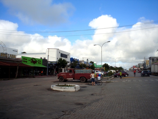 Avenida que separa o Brasil do Uruguai - Foto Georgez em Wikimedia - BLOG LUGARES DE MEMORIA