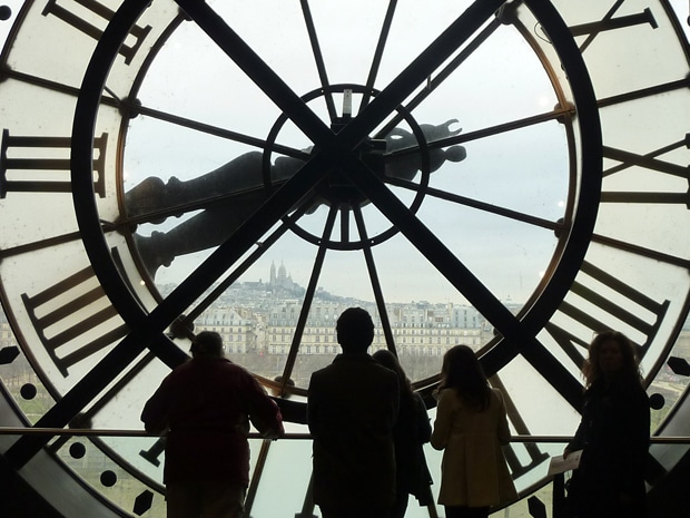 Pessoas olhando a paisagem externa através do relógio - Museu D'Orsay- Foto de Hermann Traub por Pixabay - BLOG LUGARES DE MEMORIA