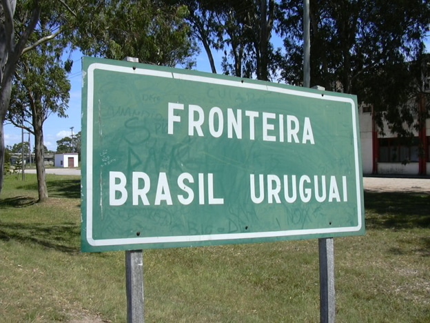 Placa indicando a fronteira Brasil Uruguai - Foto de Dantadd em Wikimedia - BLOG LUGARES DE MEMORIA
