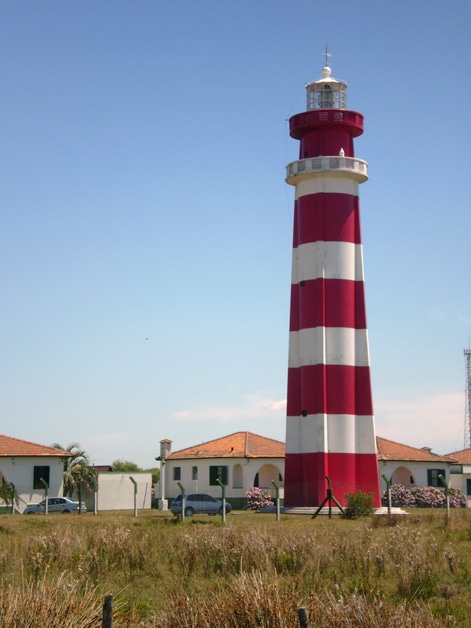 Farol do Chuí na praia Barra do Chuí - Foto de FrancoBras em Wikimedia - BLOG LUGARES DE MEMORIA