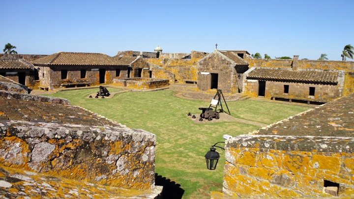 Interior do Forte de São Miguel com capela - Foto de Gabriela2465 em Wikimedia - BLOG LUGARES DE MEMORIA