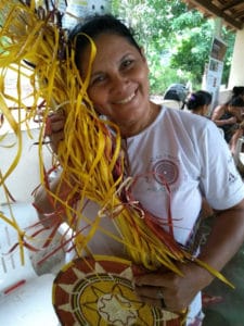Neida Pereira com palhas de tucumã - Foto de Niete Pereira - BLOG LUGARES DE MEMORIA