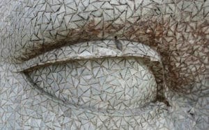 Revestimento da estátua do Cristo com pastilhas triangulares - Foto de autor não identificado - BLOG LUGARES DE MEMORIA