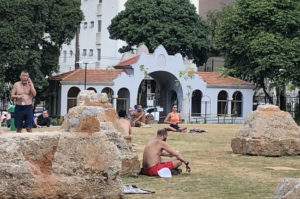 Árvores e ruínas e portal tombado no Parque Augusta -Foto de Sylvia Leite - BLOG LUGARES DE MEMORIA