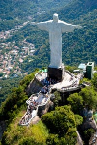 Cristo Redentor com escadaria e morro - Foto de Gustavo facci em Wikimedia - BLOG LUGARES DE MEMORIA