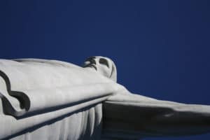 Cristo visto de baixo - Foto de danilarrifotografia0 em Pixabay - BLOG LUGARES DE MEMORIA