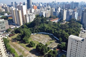 Terreno do Parque Augusta rodeado de predios - Foto de Márcia Minillo - BLOG LUGARES DE MEMORIA