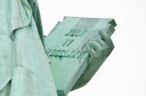 Mão da estátua segura Declaração da Independência dos EUA - Foto de Swan44 em Pixabay - BLOG LUGARES DE MEMORIA