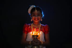 Menina com velas celebra o Diwali - Foto de lotusdigitals6 em Pixabay - BLOG LUGARES DE MEMORIA